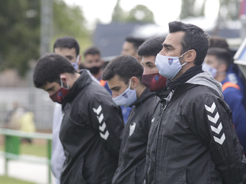 Miembros del cuerpo técnico de la Segoviana, con Manu González en primer término. / NEREA LLORENTE