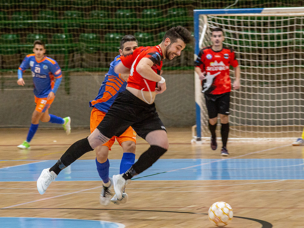 Guillermo, a punto de caer ante la entrada de un contrario durante un partido del Segosala./ NEREA LLORENTE