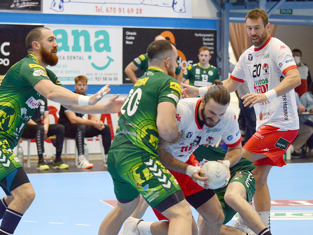 Tsanaxidis intenta progresar en los seis metros./ AMADOR MARUGÁN