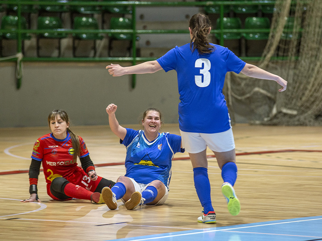 Marta se dirige a abrazar a Carré tras la consecución del segundo tanto del Unami./ NEREA LLORENTE
