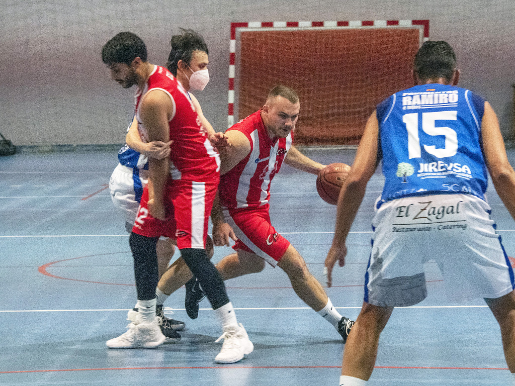 El jugador del CD Claret deja atrás a un contrario. / KAMARERO