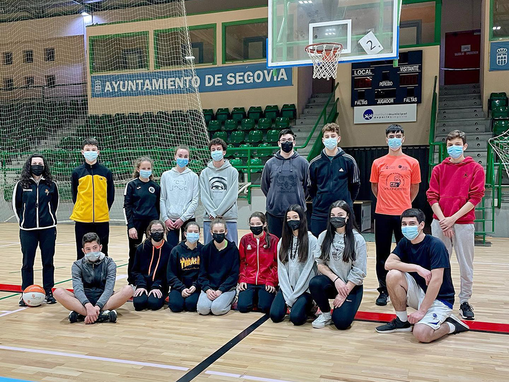 Los jóvenes participantes en el curso de árbitros y oficiales de mesa. / DELEGACIÓN DE BALONCESTO
