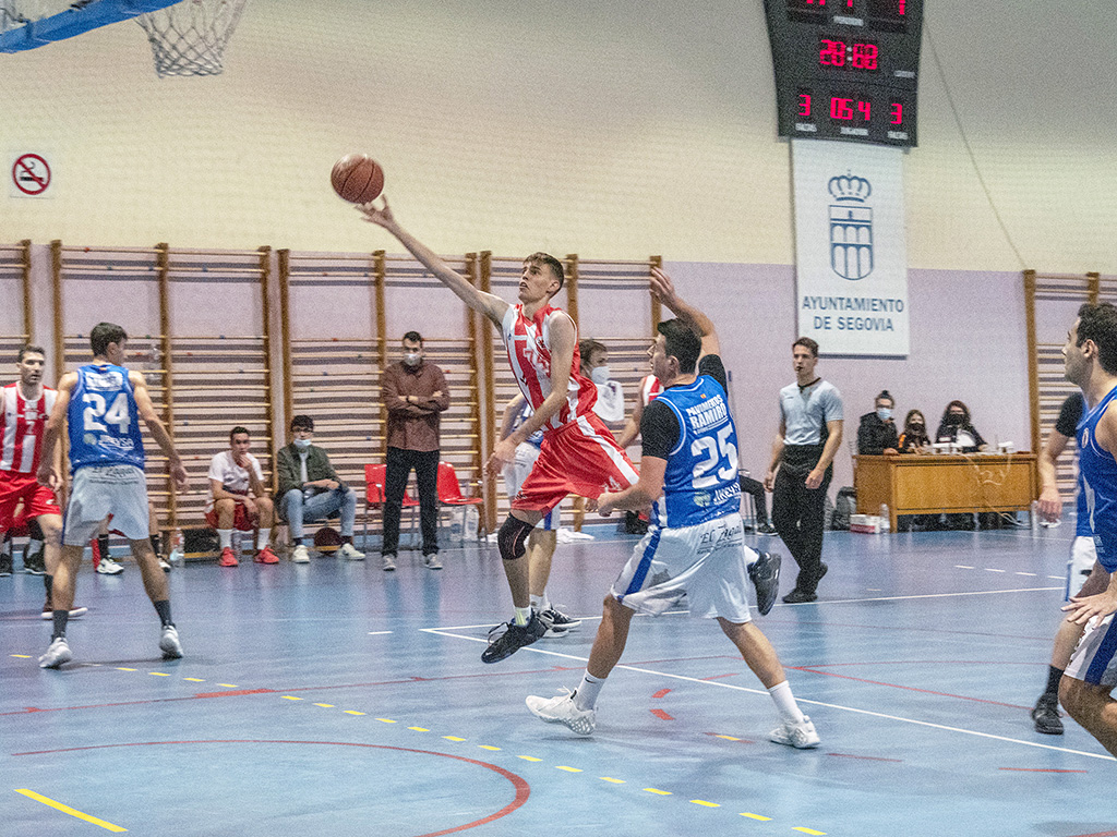 El jugador del CD Base intenta una bandeja cerca de la canasta./ KAMARERO