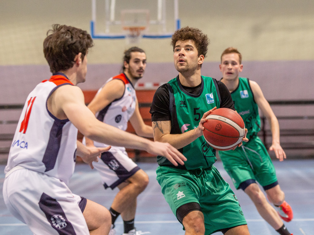 Kevin Cano intenta el lanzamiento a canasta./ NEREA LLORENTE