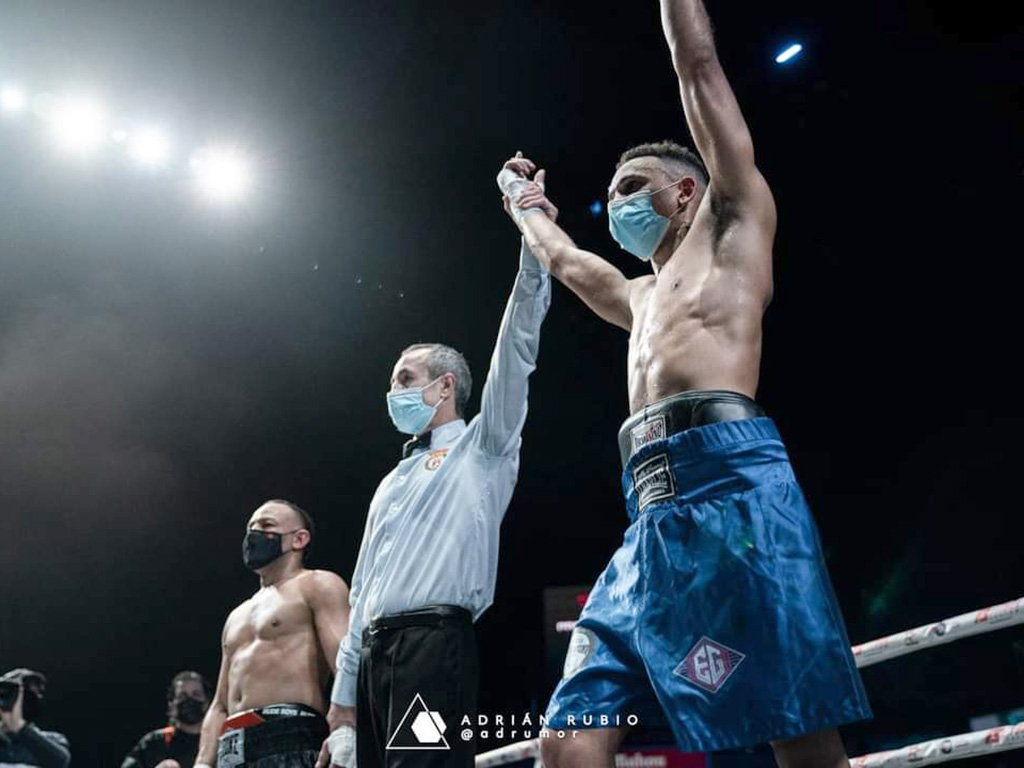 Elián Guerrero levanta los brazos tras ganar el combate. / ADRIÁN RUBIO