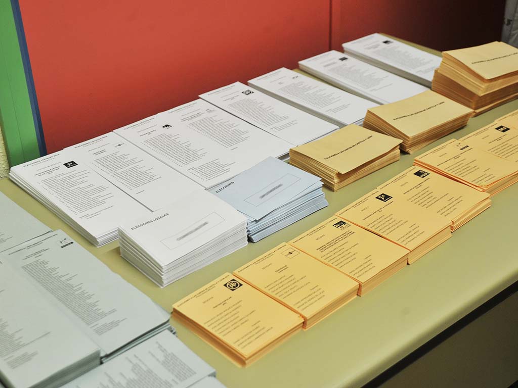 elecciones papeletas mesa votaciones