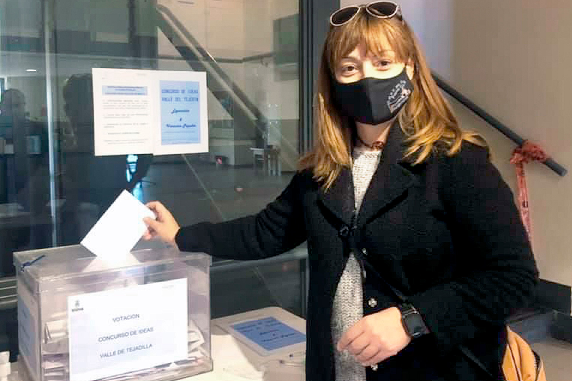 Maite Mañas vota en unos presupuestos participativos del Ayuntamiento de Segovia. / EL ADELANTADO