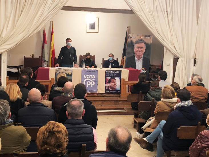 Los candidatos del PP de Segovia a las Cortes de Castilla y León, Francisco Vázquez, Mª Ángeles García y José Luis Sanz Merino, en un acto electoral en Carbonero el Mayor. / EL ADELANTADO