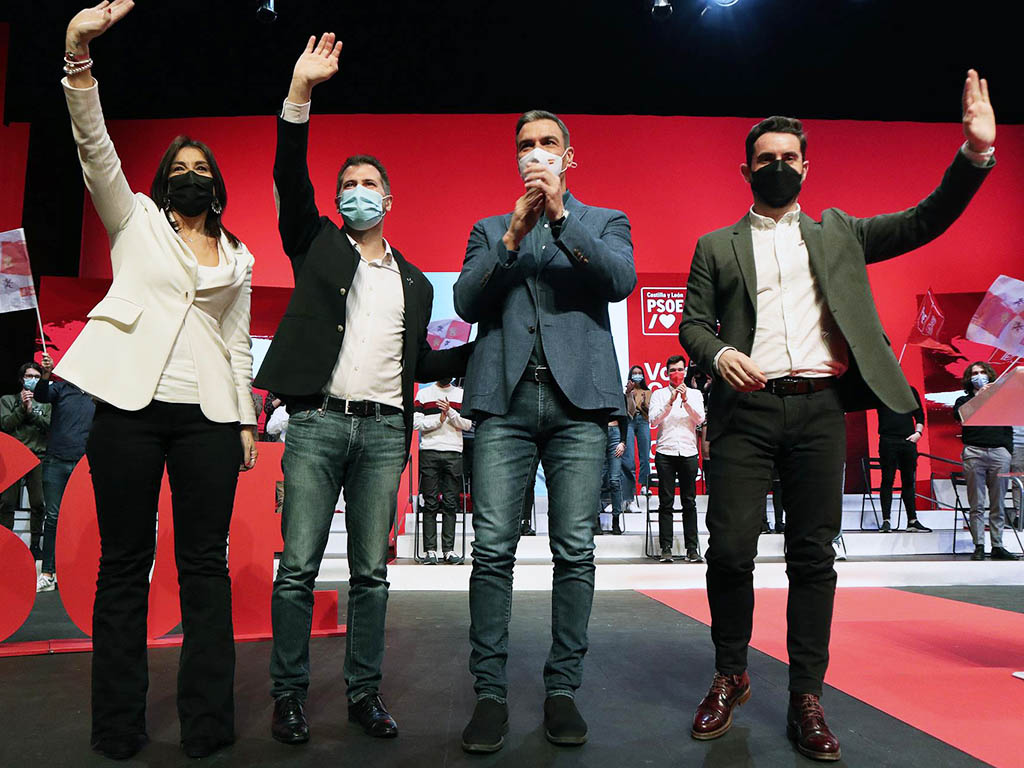 El presidente del Gobierno, Pedro Sánchez (2d) asiste al acto de campaña en Zamora en apoyo al candidato a la presidencia de Castilla y León, Luis Tudanca (2i), con motivo de las elecciones del próximo 13-F. / EFE - MARIAM A. MONTESINOS