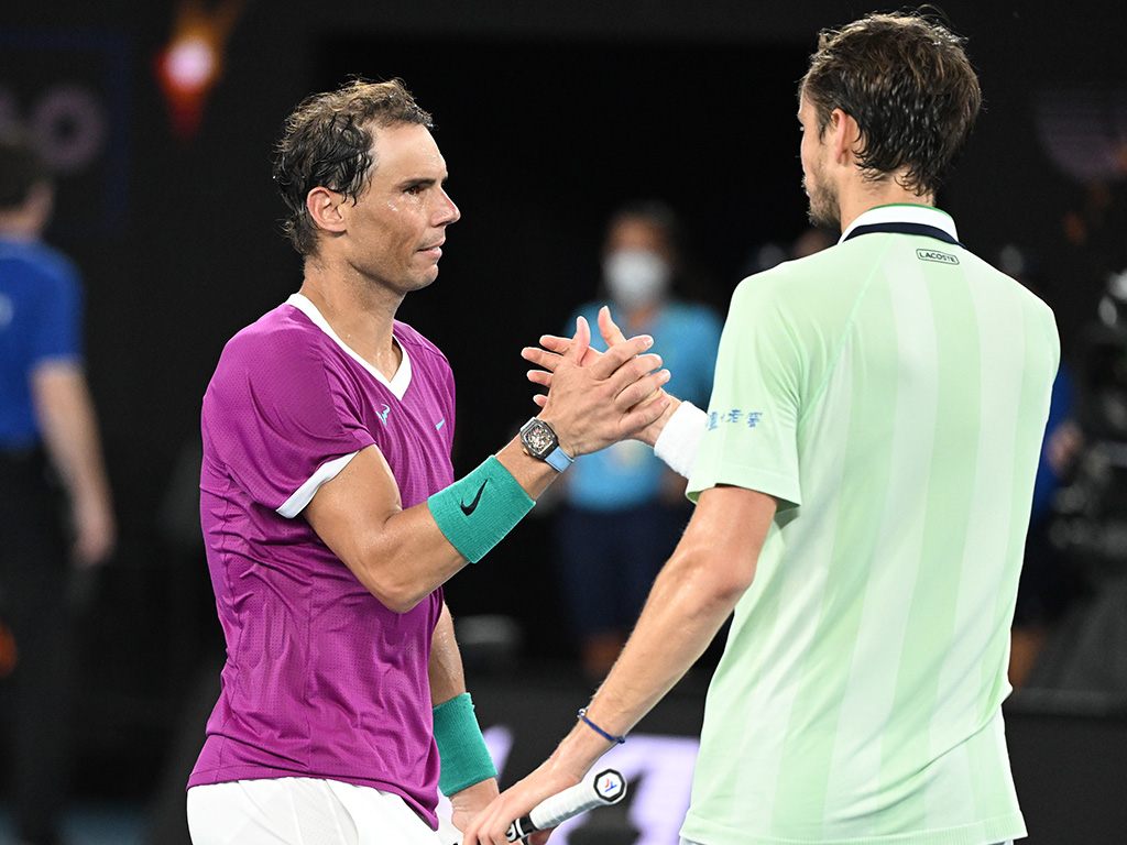 Rafa Nadal saluda a Daniil Medvedev tras imponerse en la final del Open de Australia después de un extraordinario partido que se prolongó durante cinco horas y media. / EFE