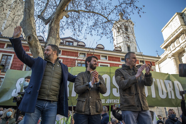 Vox "no regalará" sus votos para perpetuar la política del PP en Castilla y León 1 vox santiago abascal frings ortega smith