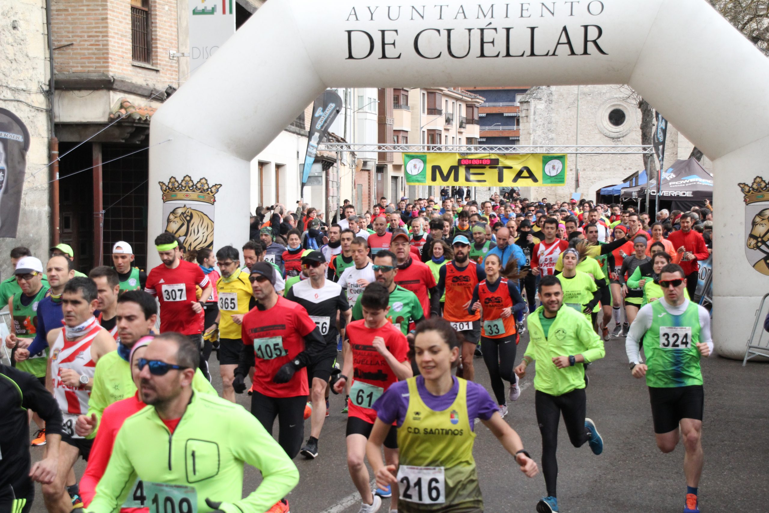 Salida de una anterior edición de la Carrera de las Murallas de Cuéllar. / C.N.