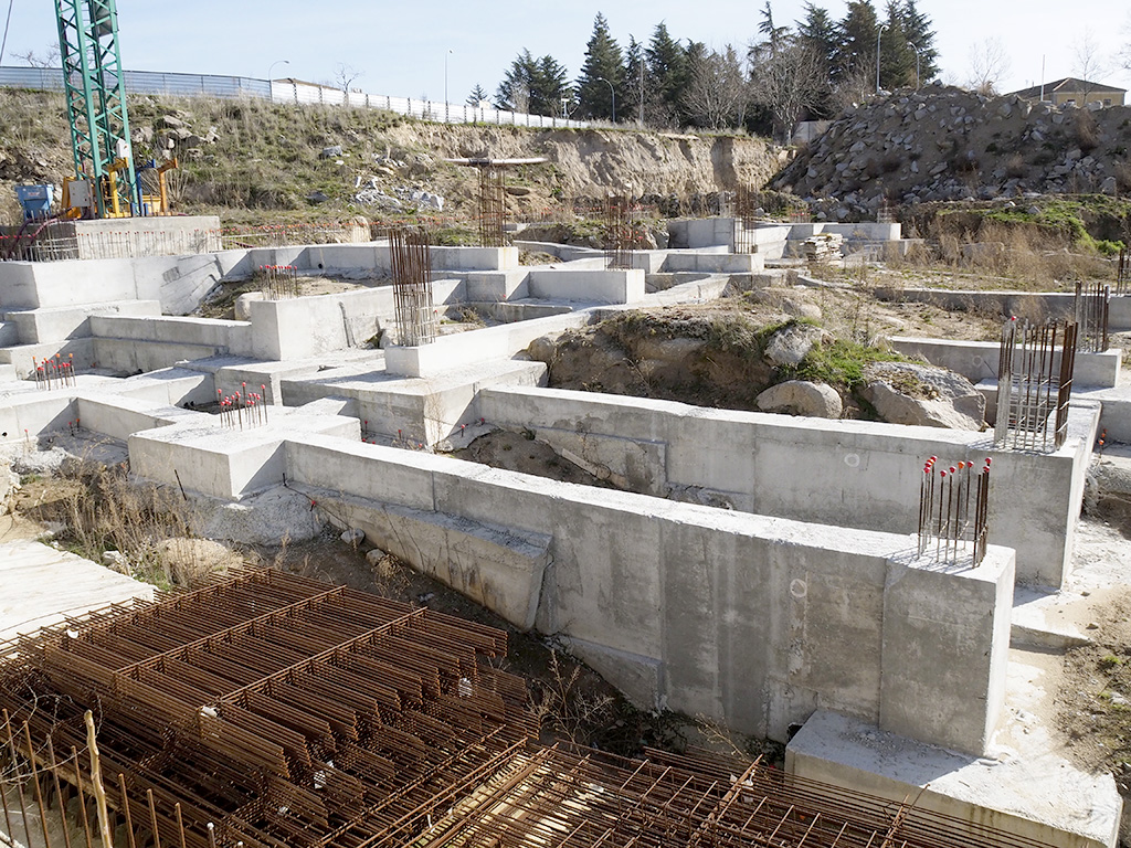 Pilares de las obras iniciadas y paradas del edificio de FP. / KAMARERO