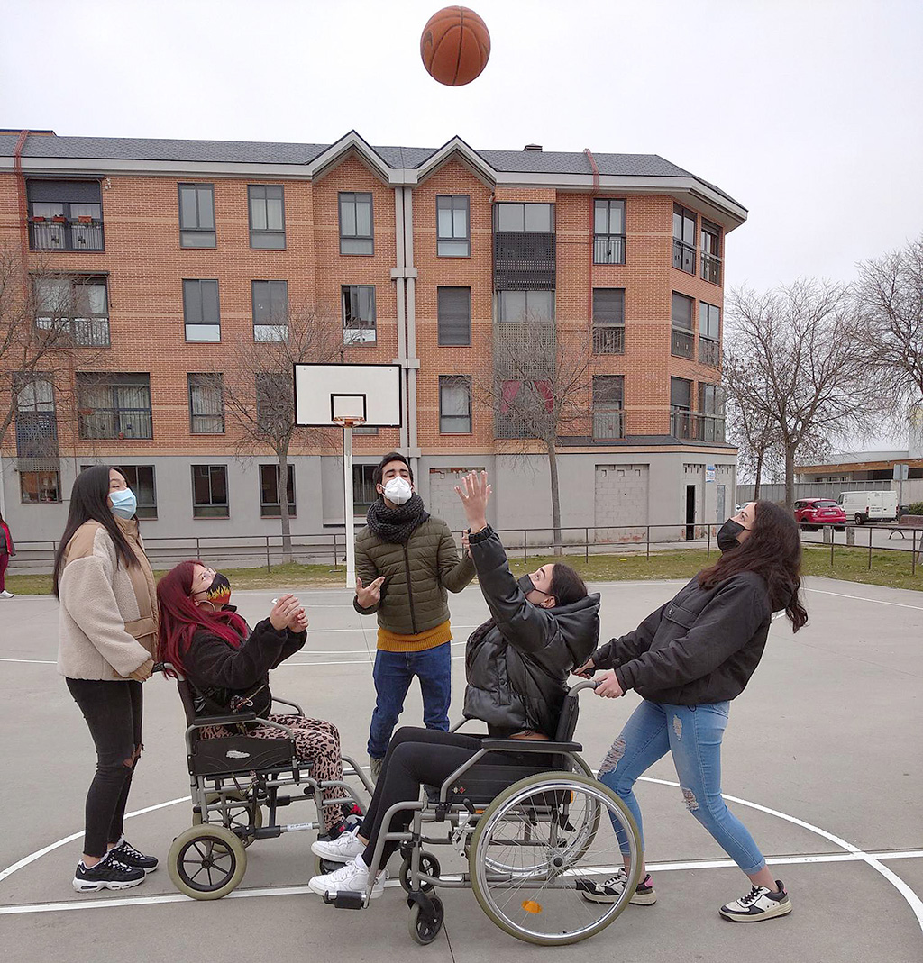 Los estudiantes del ‘Felipe VI’ llevaron a cabo distintas prácticas deportivas como baloncesto en silla de ruedas y goalball./ EA
