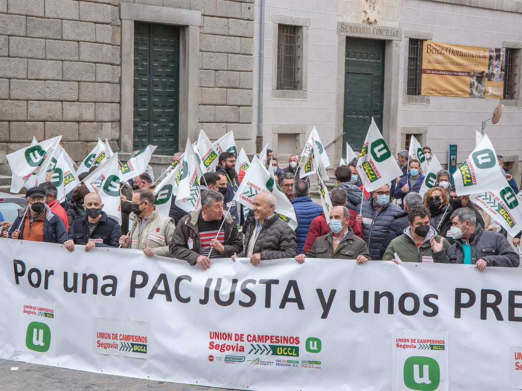 Los agricultores y ganaderos, durante su protesta ante la sede de la Subdelegación del Gobierno. / N. LLORENTE