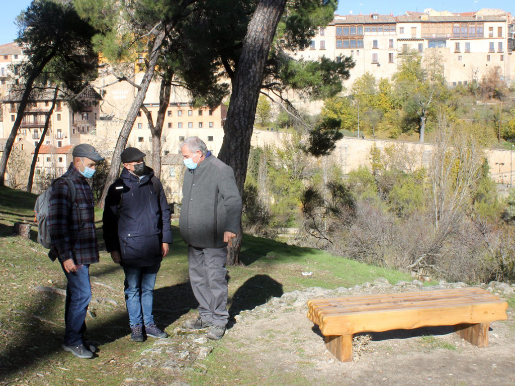 Delgado, Galindo y Aranda junto a un nuevo banco del Pinarillo./ EA