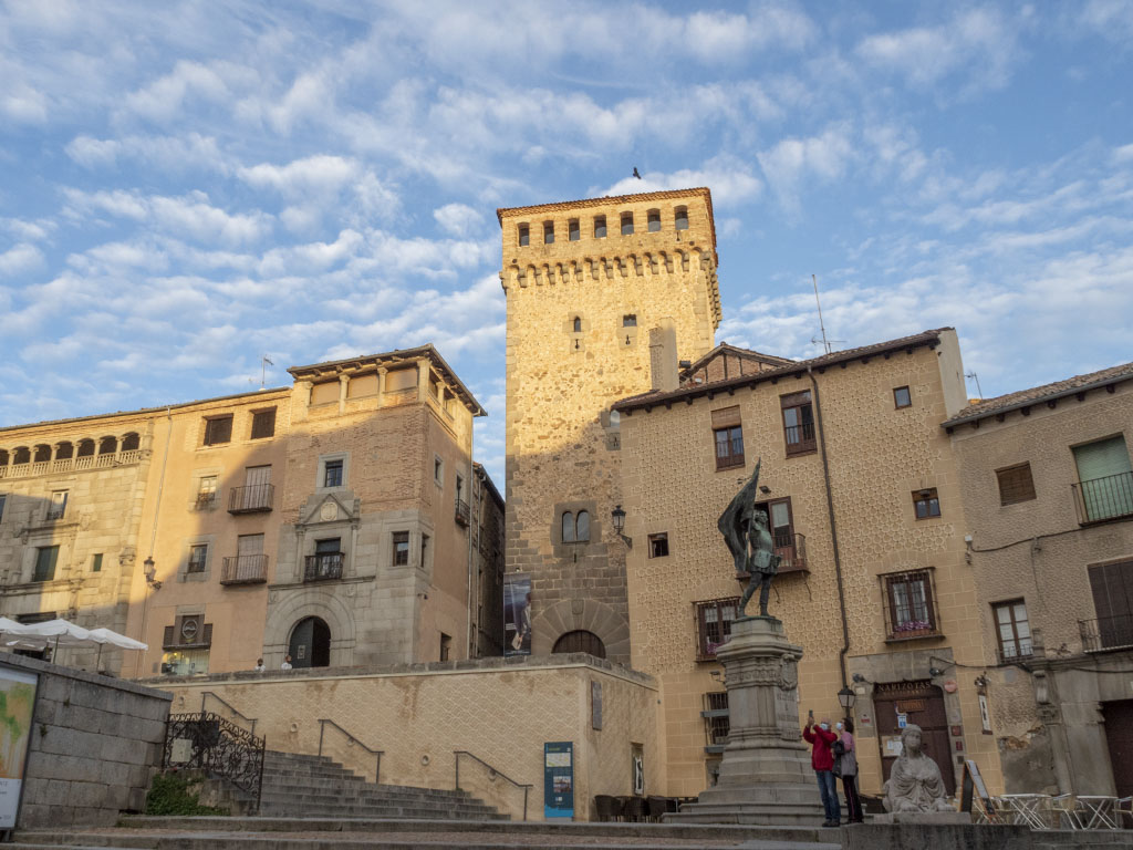 Las conferencias se celebran en la Sala de Tapices del Torreón. / KAMARERO