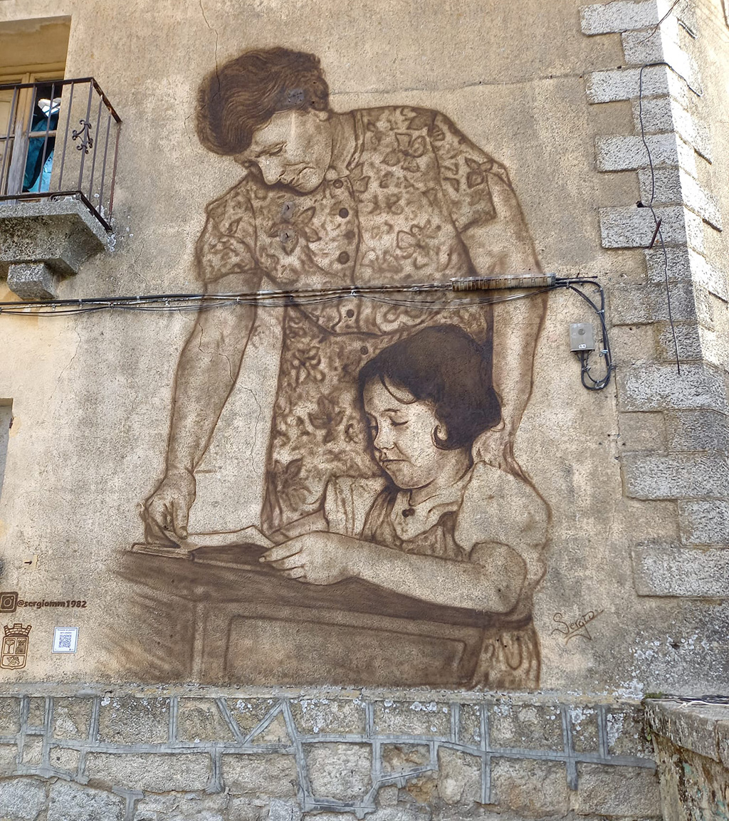 Mural pintado por Sergio Martín Muñoz en las ‘Casas de los funcionarios’ de El Espinar. /E.R.