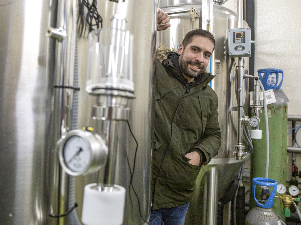 Desde que elaboró la primera en 2013, Carnicero ya ha creado 15 estilos distintos de cerveza. / NEREA LLORENTE