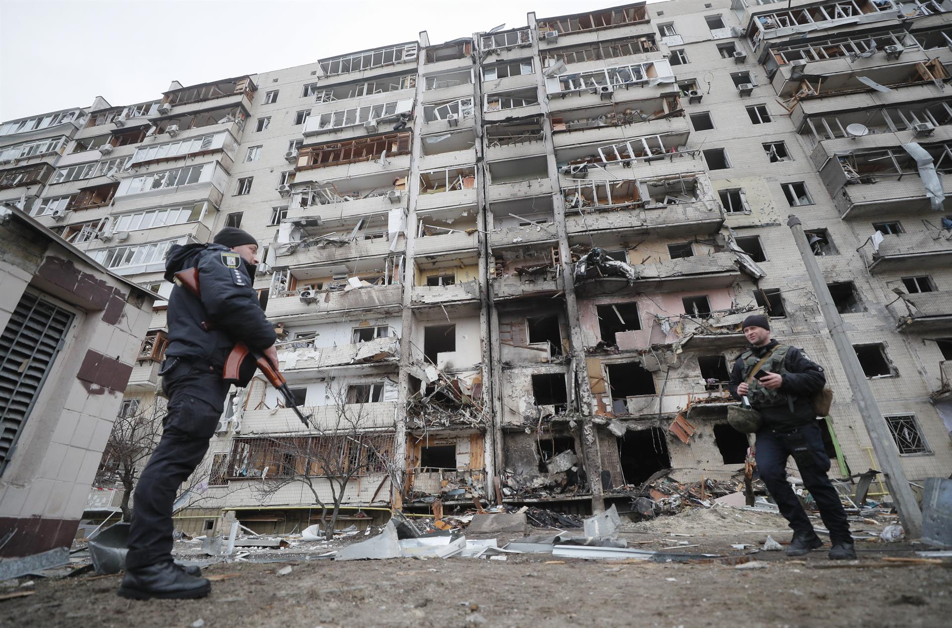 Daños en edificios residenciales en Kiev, capital de Ucrania. EFE/EPA/SERGEY DOLZHENKO
