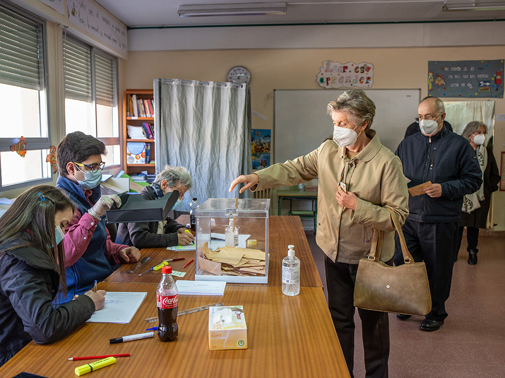 Una ciudadana deposita su voto el pasado domingo en una de las mesas electorales ubicada en el Colegio Carlos de Lecea de la capital. / Nerea Llorente
