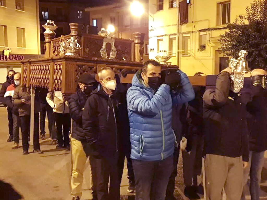 Los cargadores deberán mantener el uso de la mascarilla durante el desfile procesional. / E.A.