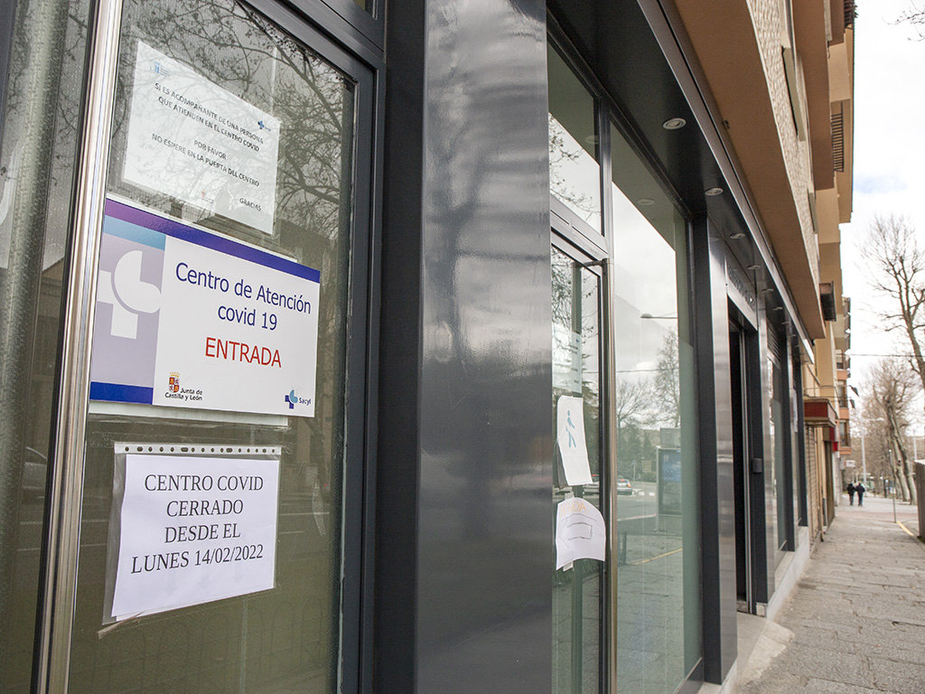 Un cartel en la puerta indicaba el fin de la actividad en el Centro covid.