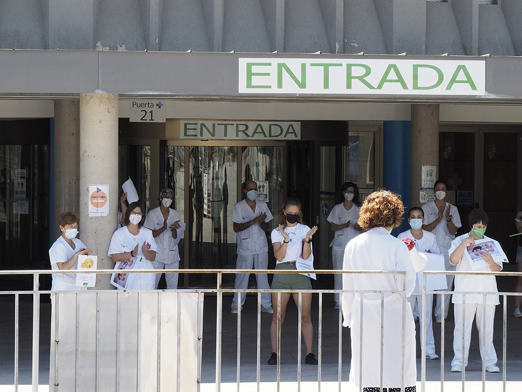 Una protesta anterior de Satse frente al Hospital General. / KAMARERO