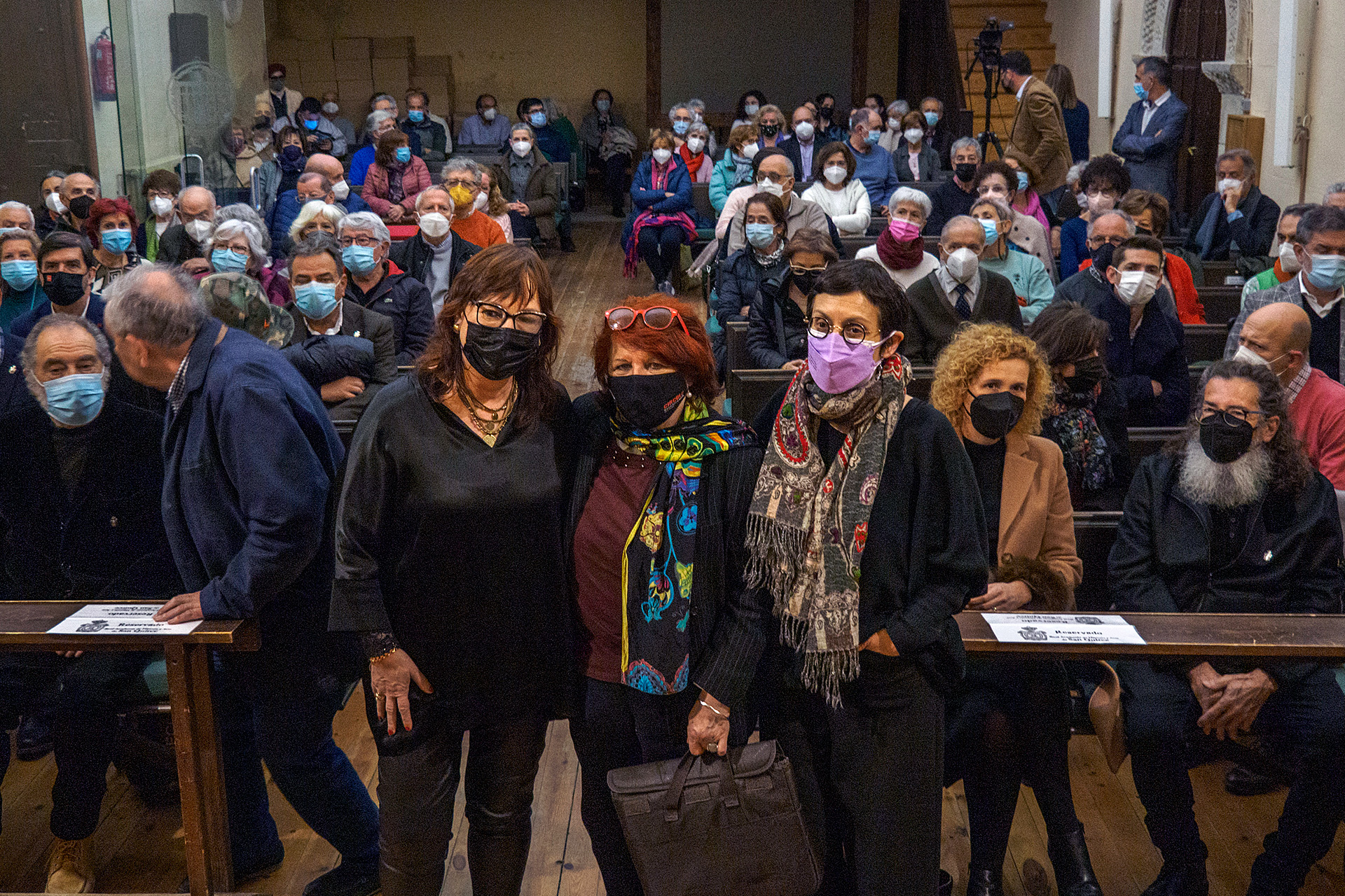 La reflexión de la profesora Fanny Rubio (centro) y la poesía de Miren Agur Meabe (izq.)tomaron la palabra en un encuentro que estuvo coordinado por la académica Marifé Santiago (dcha.). / KAMARERO