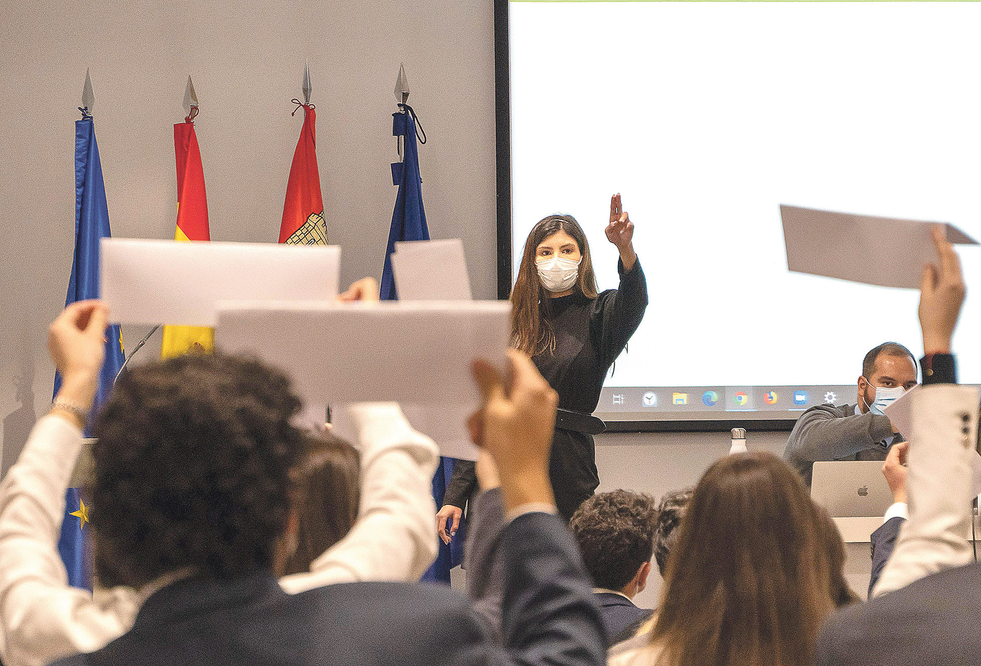 Los estudiantes debatieron en el MUN de Segovia sobre el impacto del covid-19 en el desarrollo de vacunas. IEU Photo Club.