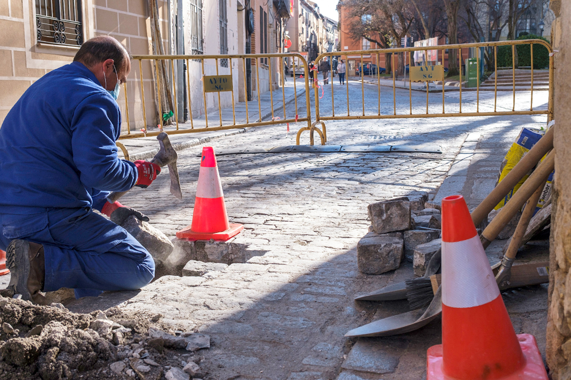 Estado de los trabajos de reparación del firme, ayer en el arranque de la calle desde la plaza de la Merced. / Kamarero