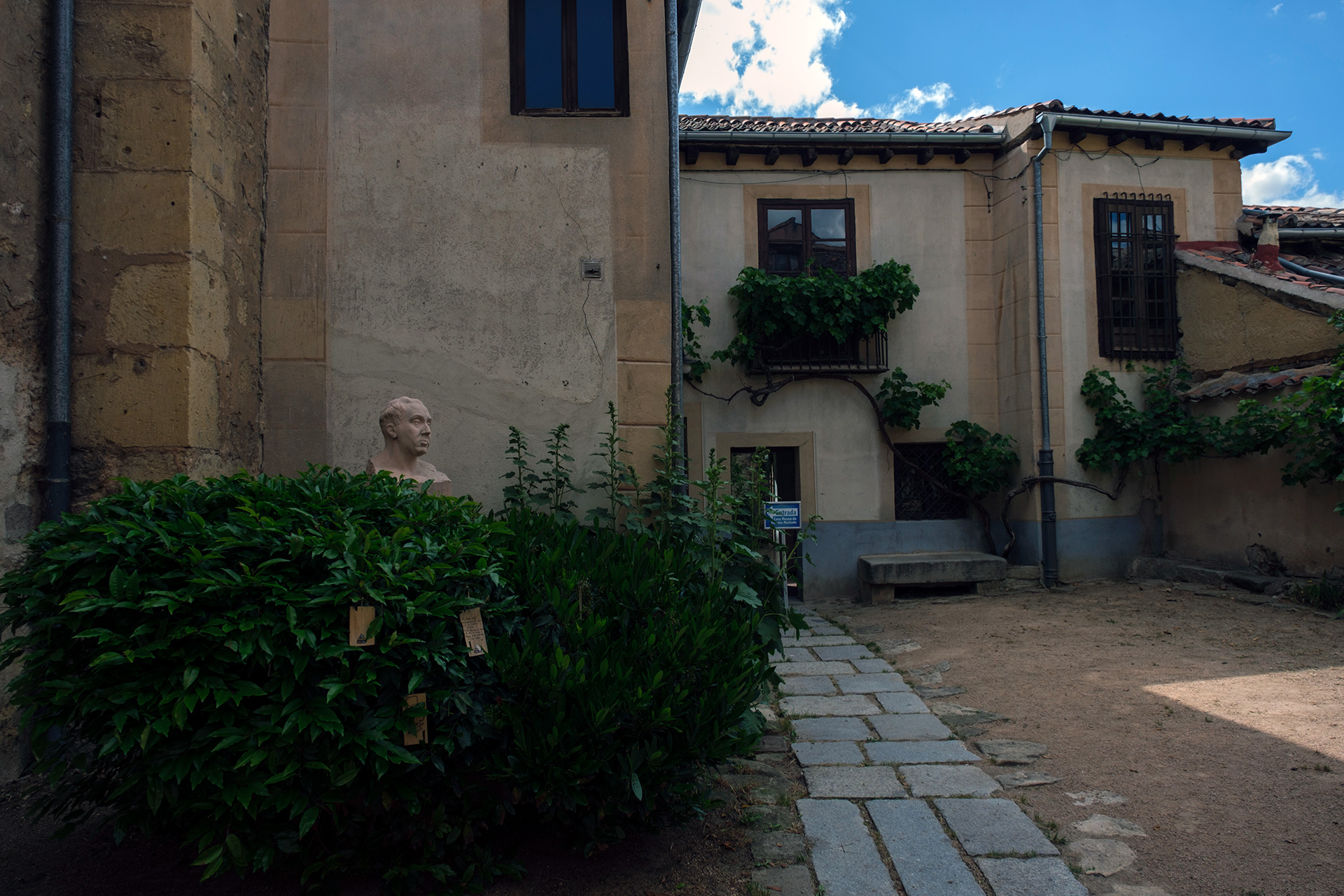 Patio delantero y fachada de la Casa Museo de Antonio Machado en el centro de Segovia. / Kamarero