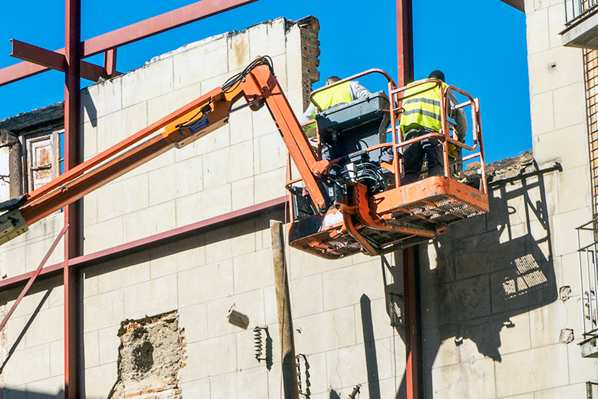 Trabajos de demolición del muro superior del palacio en la fachada de la calle de San Antón. / Kamarero