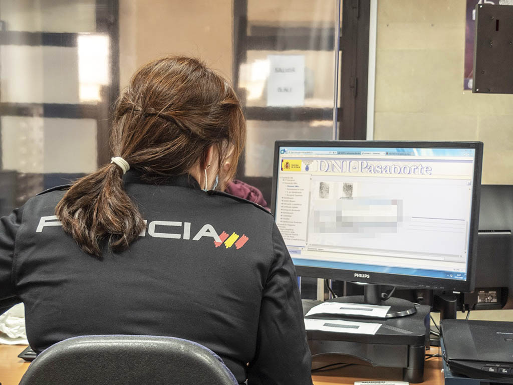 Policía Nacional, en la Comisaría de Segovia. / KAMARERO