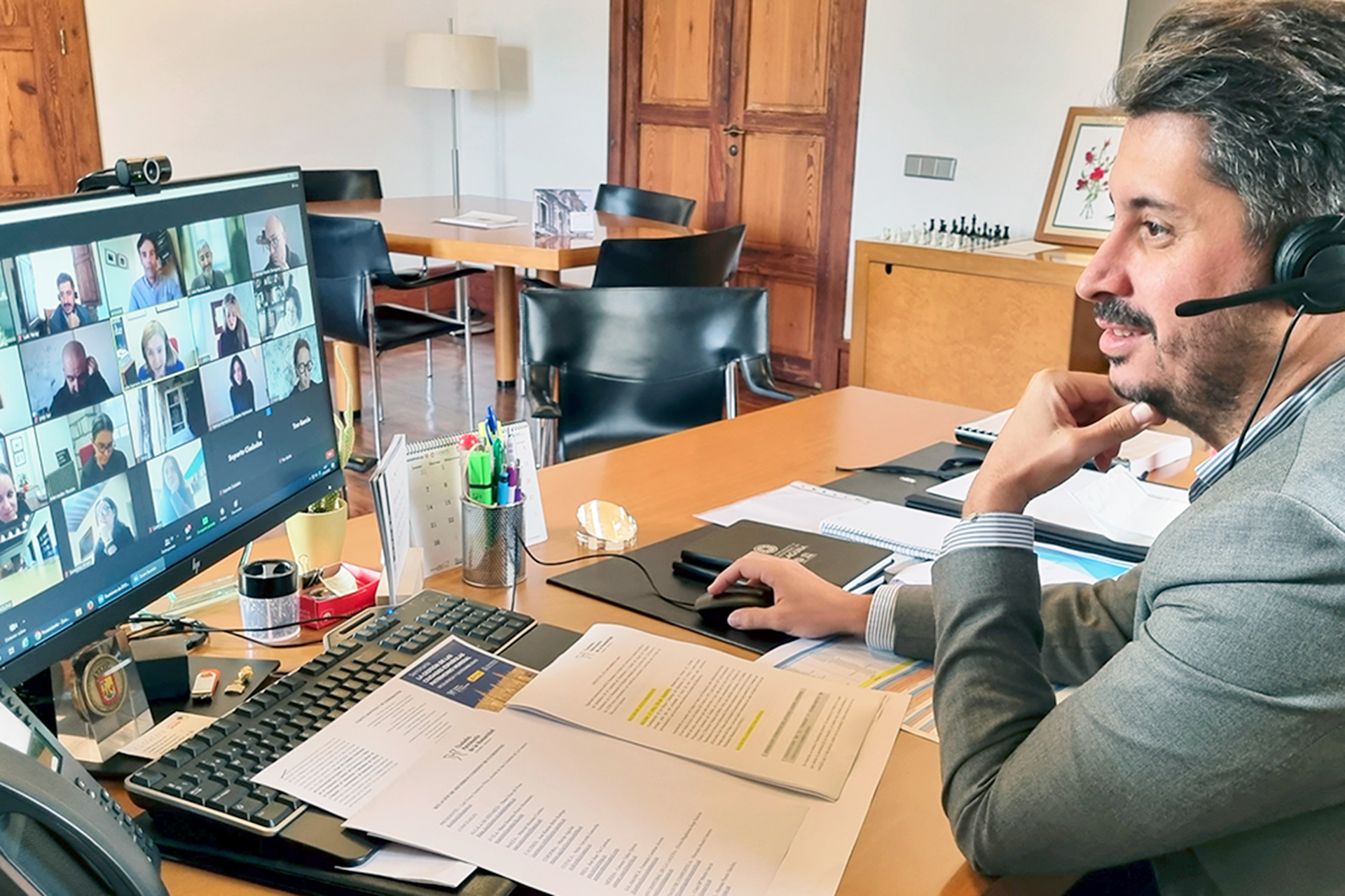 El alcalde de San Cristóbal de La Laguna, Luis Yeray Gutiérrez, durante la comisión telemática del lunes. / E. A.