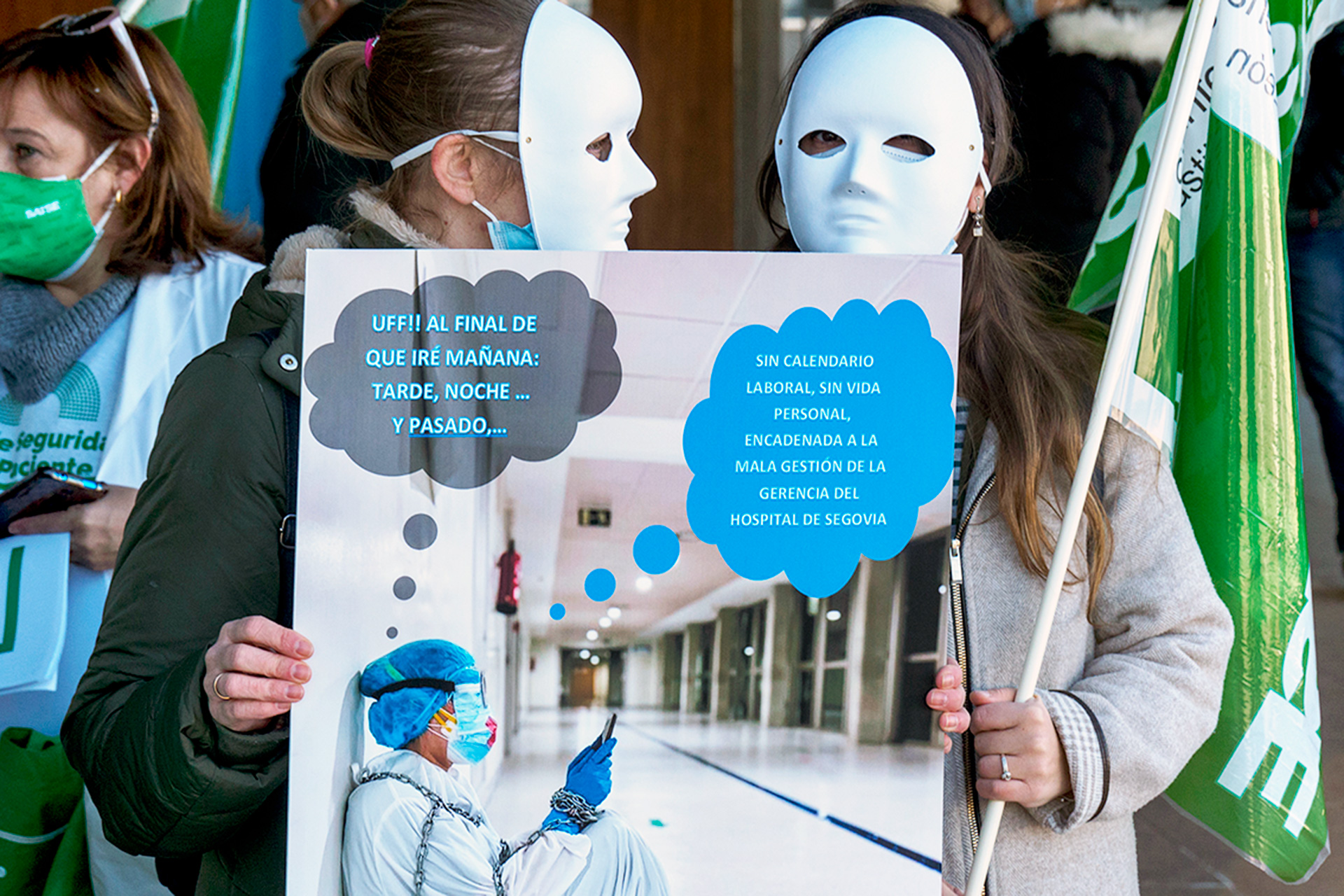 Dos enfermeras portan un cartel con varias de las denuncias del colectivo. / KAMARERO