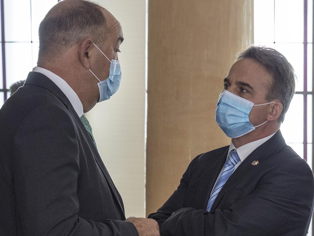 El presidente de la Diputación, Miguel Ángel de Vicente (PP), y el portavoz socialista en la institución provincial, Máximo San Macario, durante un Pleno. / KAMARERO