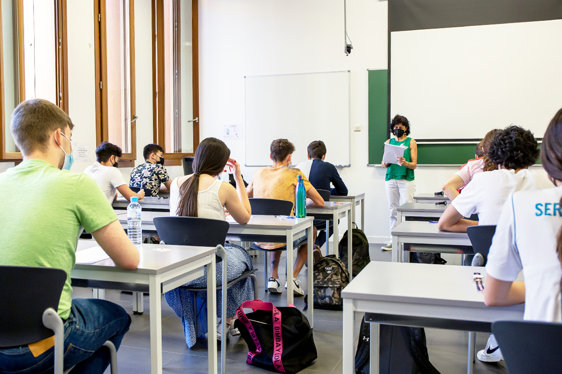 La EBAU tendrá lugar entre los días 8 y 10 de junio en la primera convocatoria 1 Examen de la Evaluación del Bachillerato para el Acceso a la Universidad con las mascarillas puestas. / NEREA LLORENTE