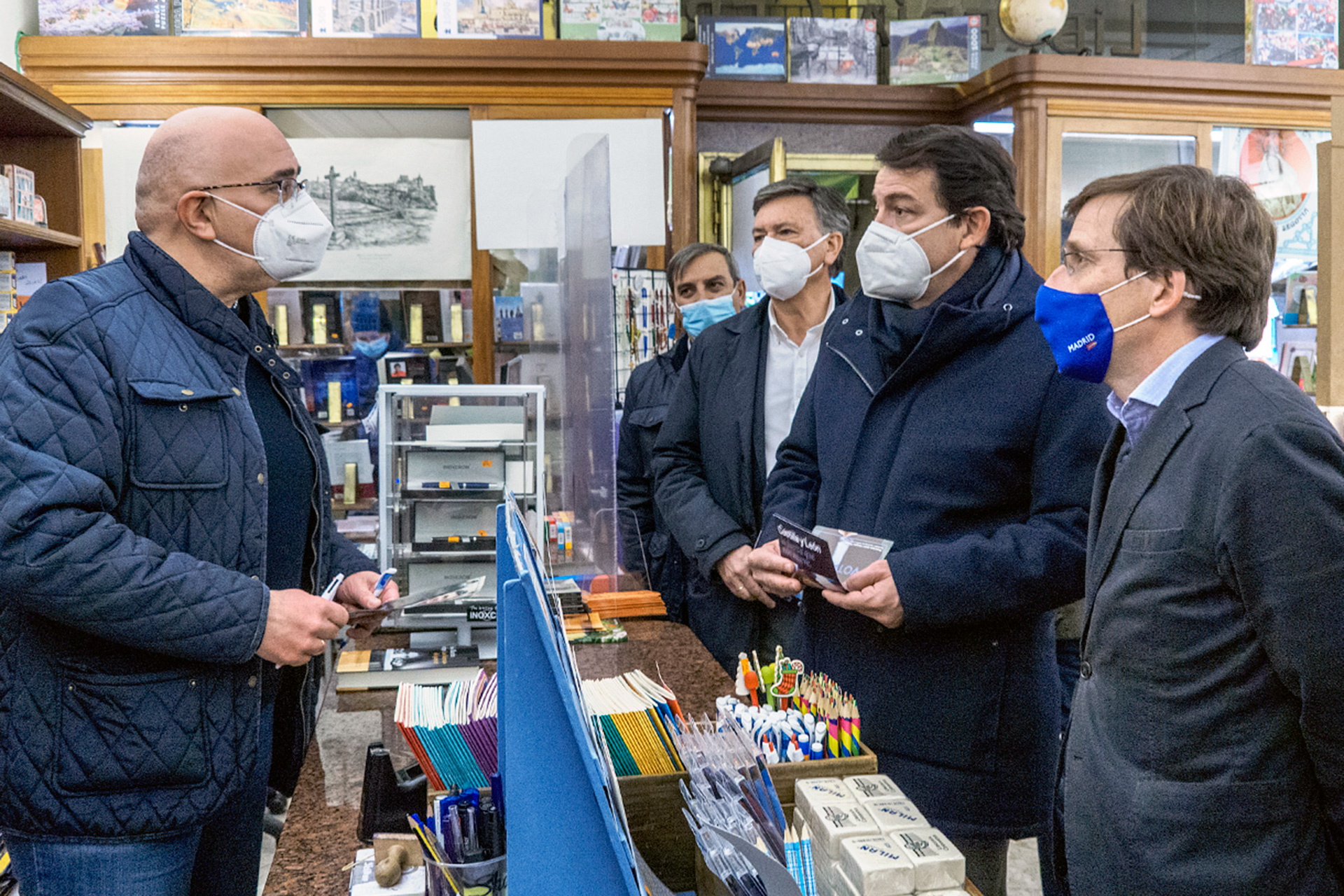 Vázquez, Mañueco y Almeida, conversando con uno de los comerciantes de la Calle Real ayer por la tarde. / Kamarero