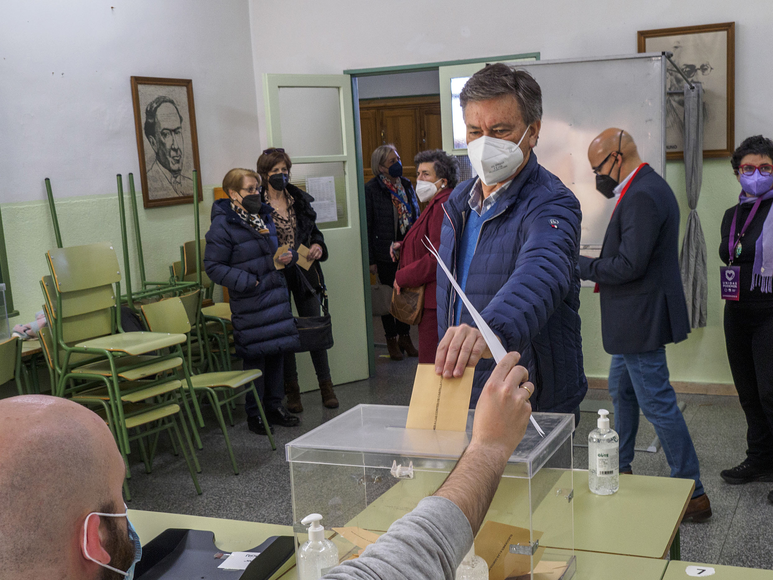 El cabeza de lista del PP por Segovia, Francisco Vázquez, vota en el colegio electoral del IES 'Ezequiel González'. / KAMARERO