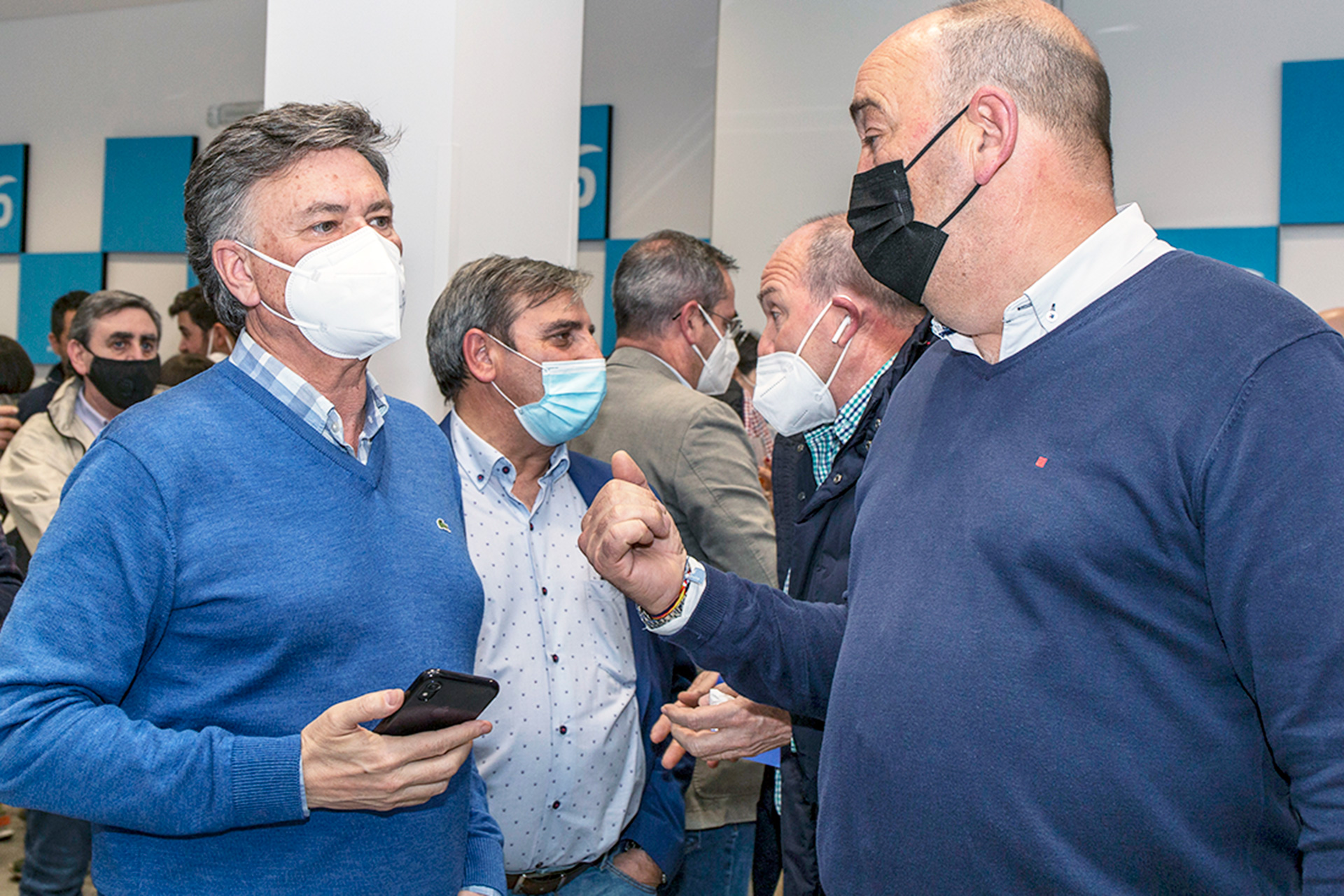 Algunos de los candidatos del PP de Segovia, siguiendo los resultados electorales el domingo por la noche.