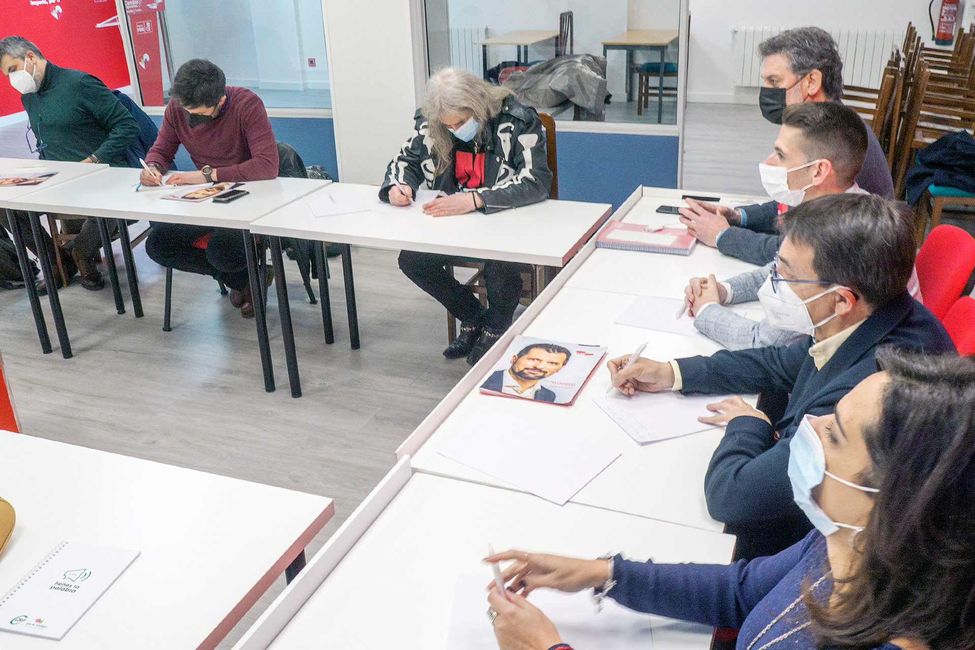 El PSOE celebró ayer una reunión con el sector educativo de la provincia. / KAMARERO