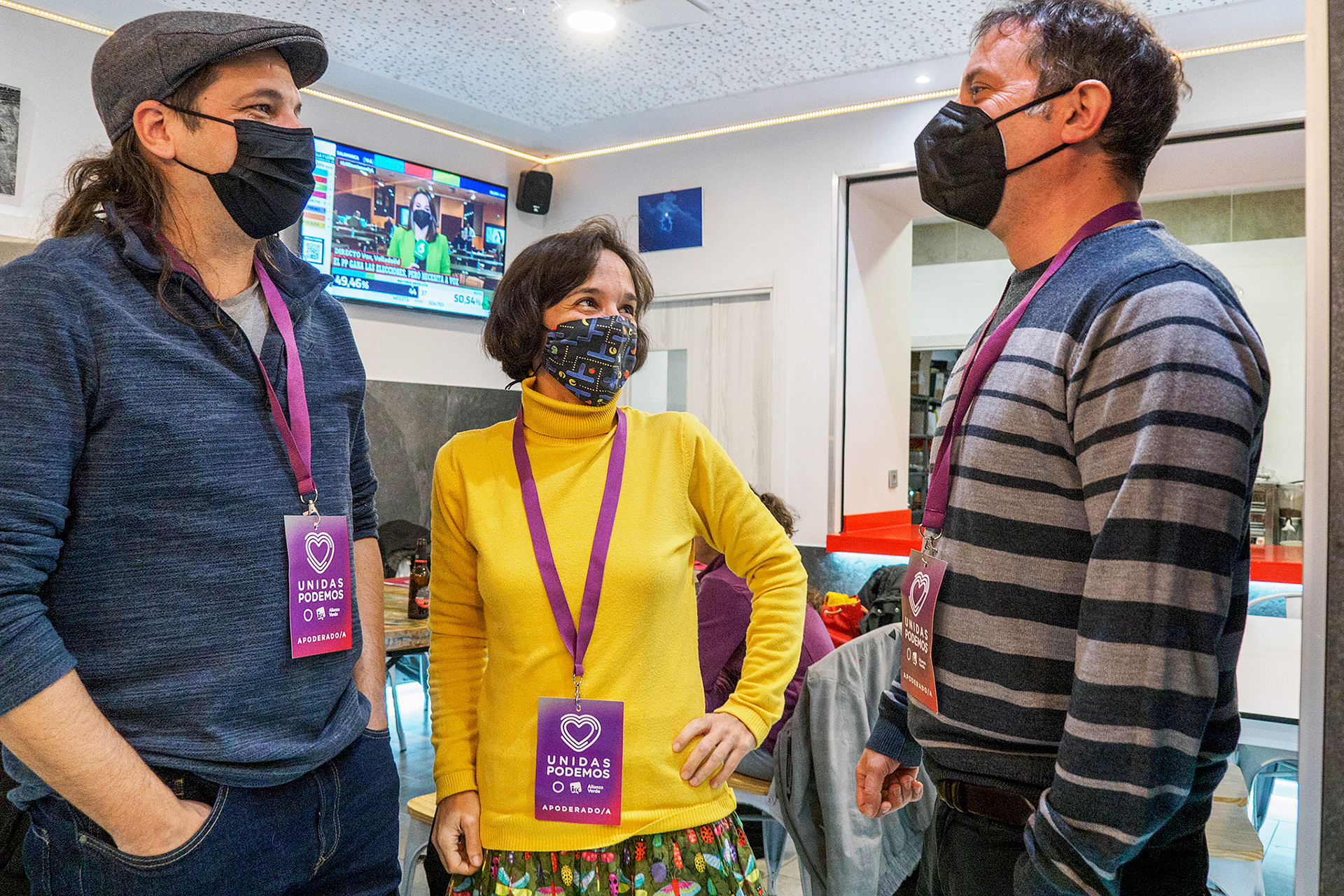 Carlos Serrano (d) con otros candidatos. / KAMARERO