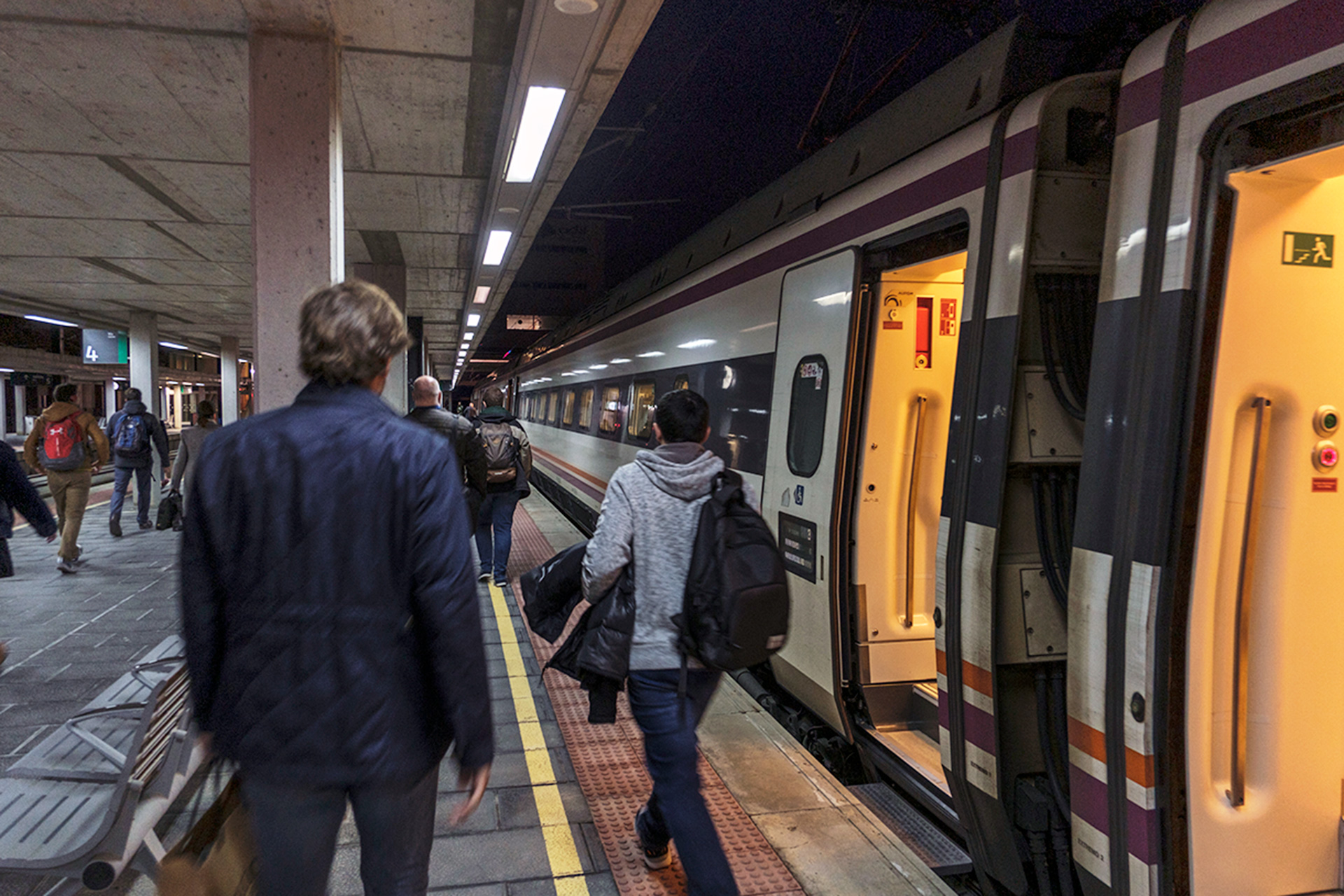 Los usuarios reclaman que se implanten trenes más madrugadores y otros a última hora de la tarde. / KAMARERO