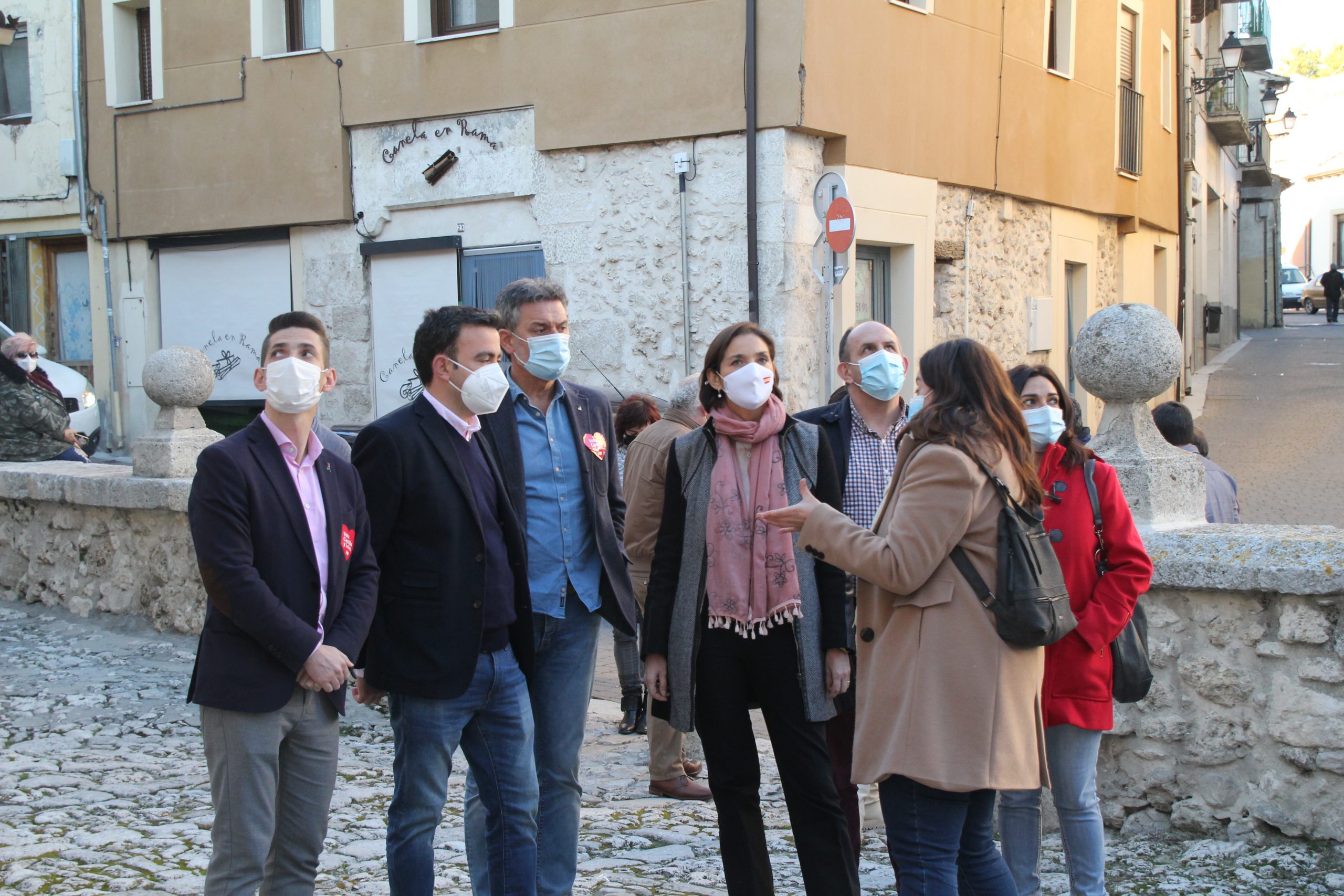 La ministra, con los miembros del PSOE, en el patio del Ayuntamiento, donde se habló de los recursos turísticos. / C.N.