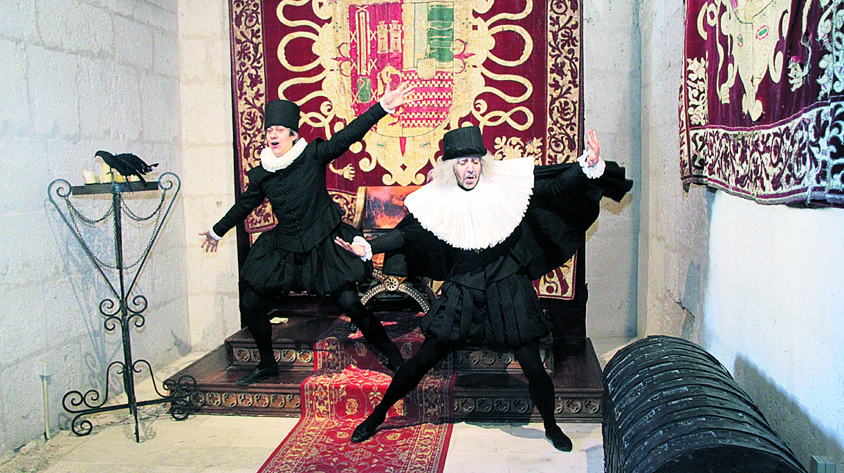 Instantes del espectáculo ‘Cuervos’, que vuelve este fin de semana al Castillo de Cuéllar. / C.N.