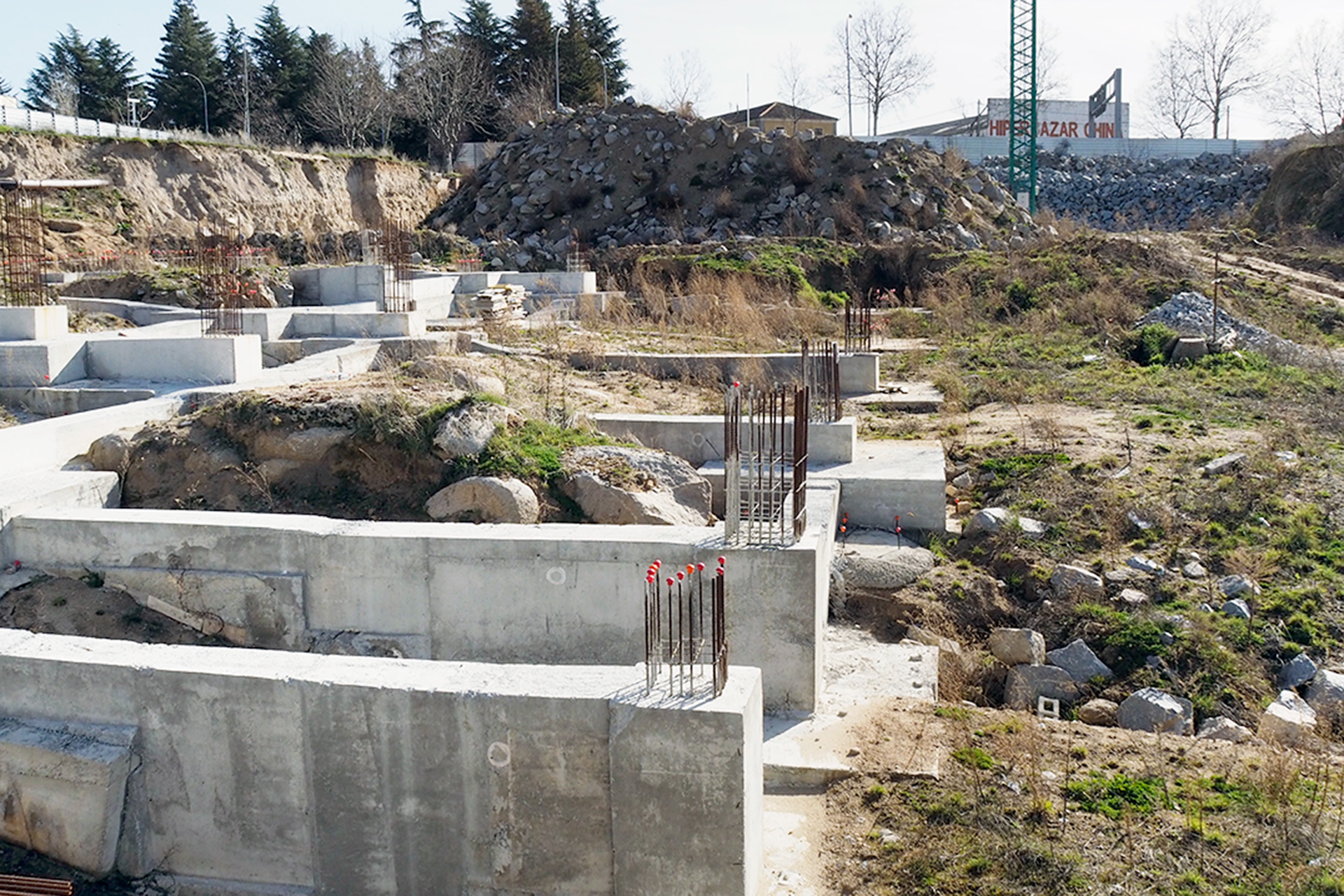 Restos de las obras iniciadas para crear la primera fase del centro. / KAMARERO