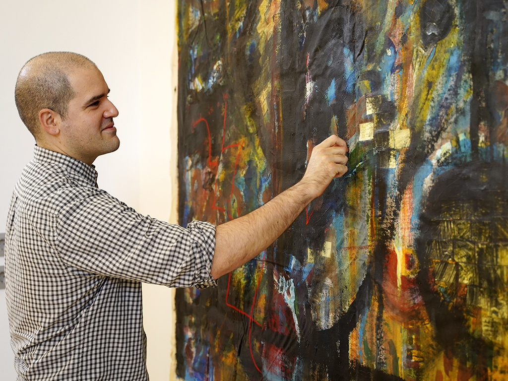 Kayatekin ante una de sus obras ofrece una interesante exposicion en el campus privado del que es profesor