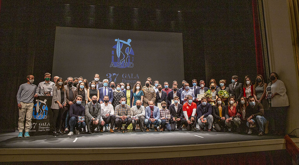 Foto de familia de la treintena de premiados en la Gala del Deporte. / NEREA LLORENTE