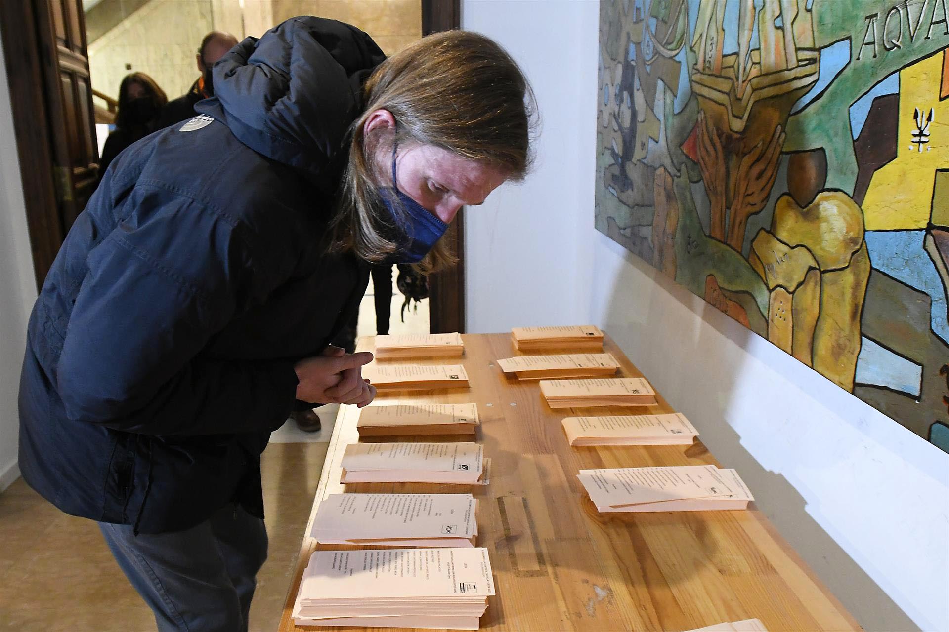 El candidato de Unidas Podemos a la presidencia de Castilla y León, Pablo Fernández, acude a ejercer su derecho al voto en el Colegio Electoral del Ayuntamiento San Marcelo en León. / EFE - J.CASARES